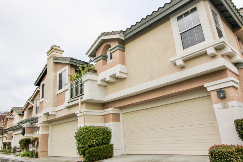spacious townhomes with big garages and private balconies in the community of mirasol in Misson Vejo California