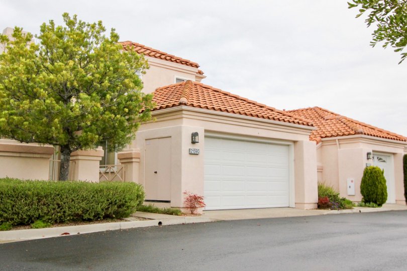 Villas having parking and trees in Palmia Courts 1 of Mission Viejo
