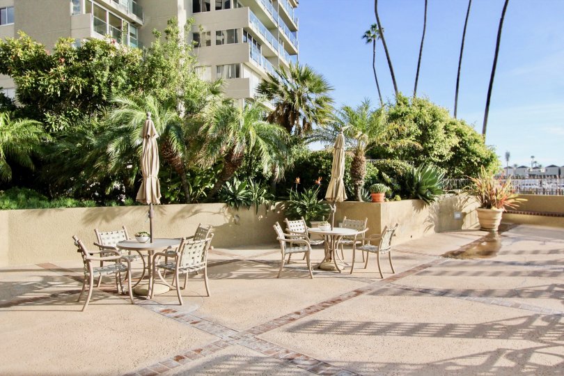 THE PARK IN THE LIDO PARK PLACE WITH THE TABLES, APARTMENT