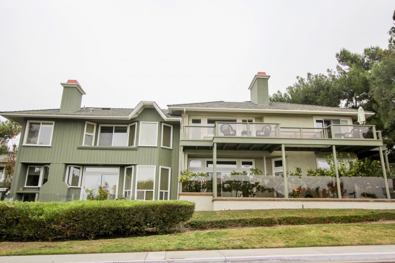 THE BUILDING IN THE HARBOR RIDGE CREST WITH THE GRASSLAND, BALCONI, CHAIRS
