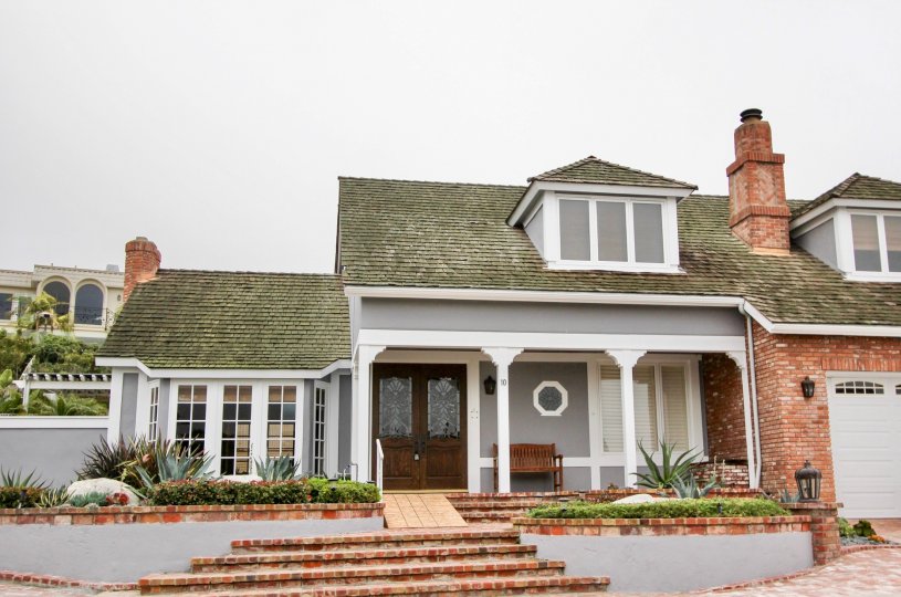 THE ESTATE IN THE HARBOR RIDGE ESTATES WITH THE WOOD BEANCH, SLOPE, STEPS, PLANTS, TREES