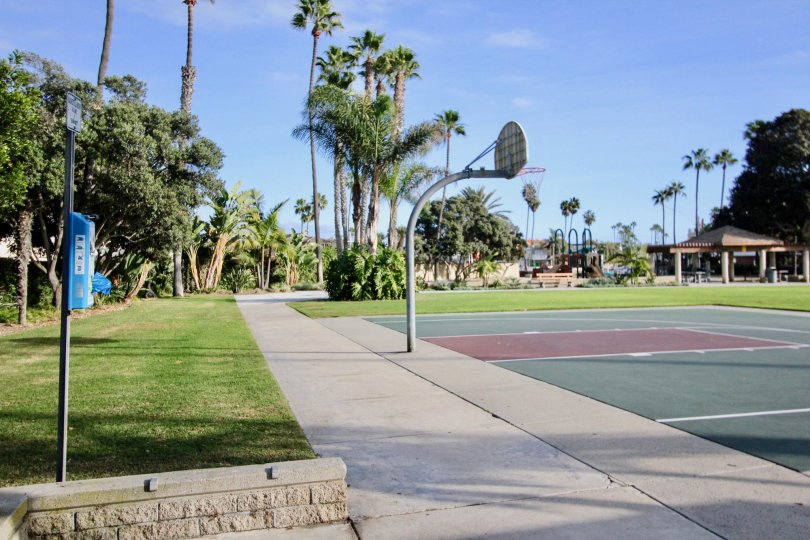 the newport marina villas is a tennis court of the newport beach city in ca