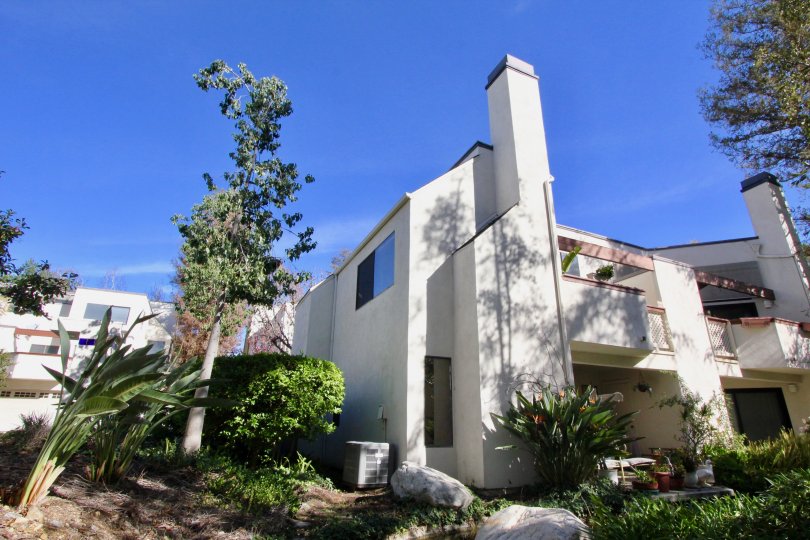 Trimmed bushes surrounding a multifamily building in Villeurbanne community Orange, CA.