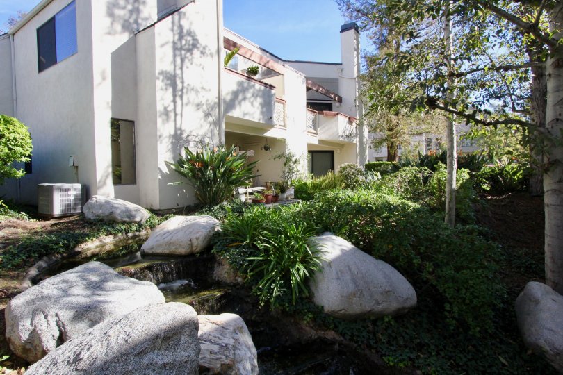 Rocks and trees outside the Villeurbanne community on a sunny day