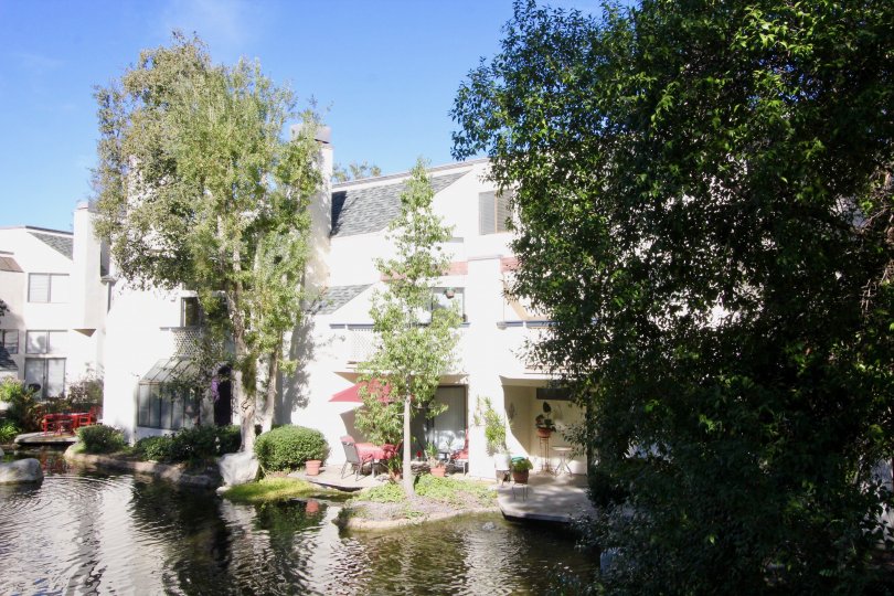 A white bunglow beside a lake in the Villeurbanne community in orange city