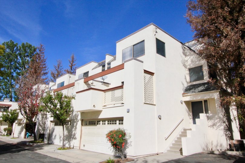 A white building in the Villeurbanne with garages and balconies