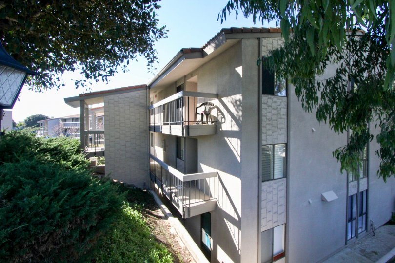 THE HOUSE IN THE HORIZON WITH THE BALCONIS, CHAIR, TREES