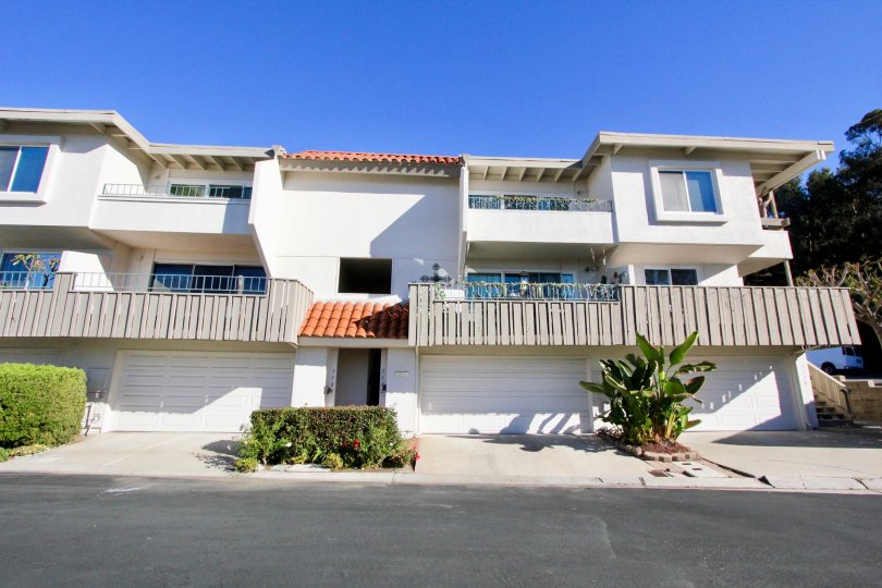 THE BUNGALOW IN THE OCEAN HILLS WITH THE ROAD, BALCONIS, TREES, PLANTS
