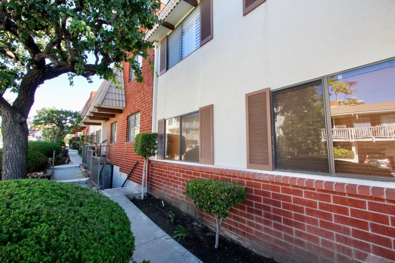 Excellent corridor with plants and trees of Parkview of Manor of San Clemente