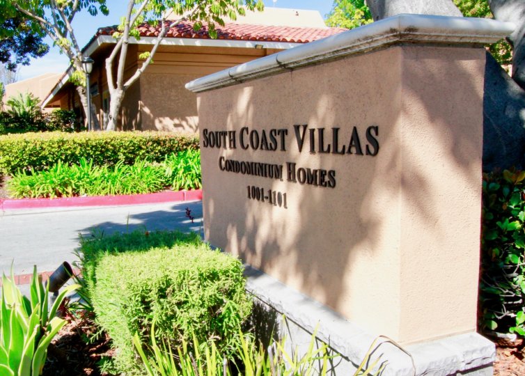 A large wall inscribed with the name of south coast villas community