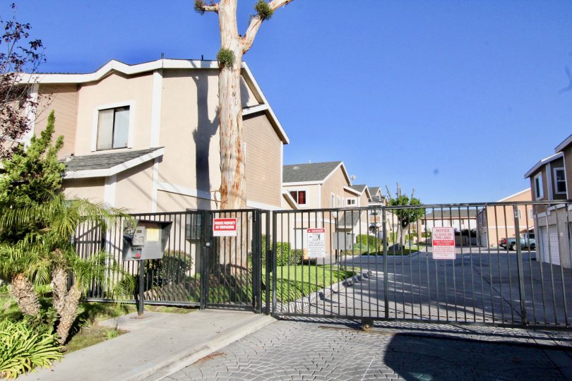 The houSE IN THE ALIDA GARDENS WITH THE STEEL GATE, CAR PARKING, PLANTS, TREES