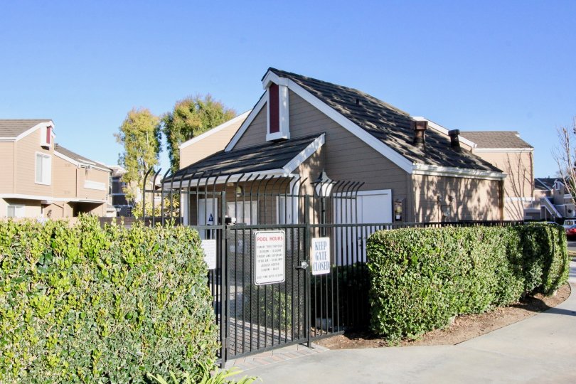 Briar Oaks ground level, 2 bedrooms/2 full baths condo located in the well-maintained, gated community of Briar Oaks features: private entrance and lovely front porch/patio. Open & flowing floor-plan with spacious living room adjacent to dining area. U-sh