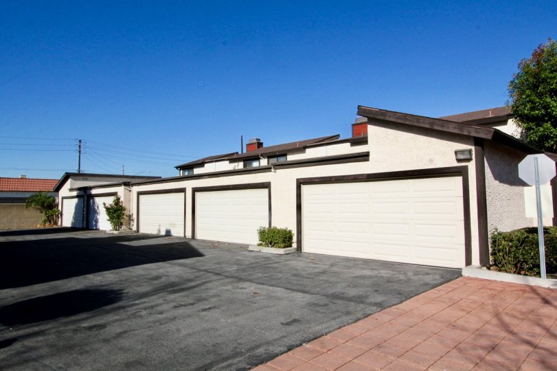 3 BEDROOMS /2. 5 BATHS, nice size PATIO, 2 STORY TOWNHOME! This home has a very OPEN LIVINGROOM for entertaining, SPACIOUS KITCHEN WITH UPGRADED GRANITE COUNTER TOPS, flowing into a nice DINING AREA. SECOND LEVEL UPSTAIRS features 3 spacious cozy bedrooms