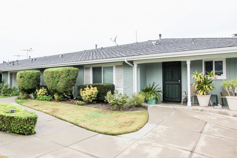 Spacious place with lawn near a villa of Georgian in Tustin