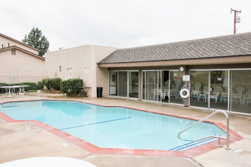 the tustin verdes is a glass water swimming pool of the tustin city in california