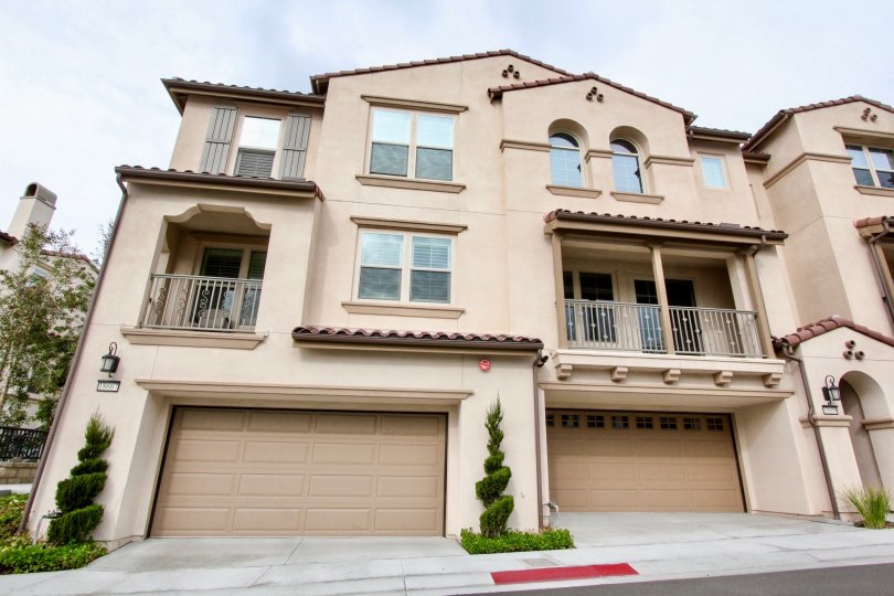 Residential homes with balconies and garages in Palisades at Vista Del Verde community.