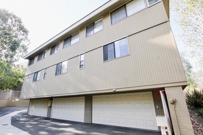 THE APARTMENT IN THE GOLF CREST WITH THE SHUTTERS, THAR ROAD, PLANTS