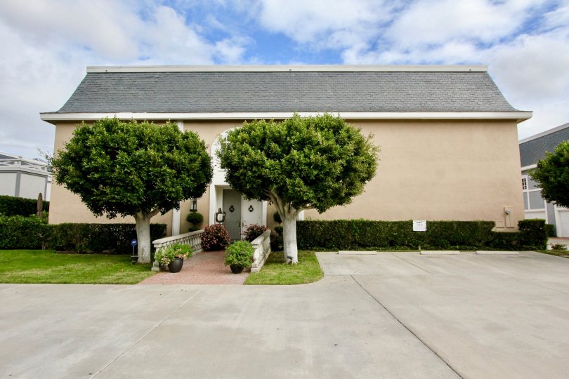 THE HOUSE IN THE JOCKEY CLUB WITH THE GREENY ENTRANCE, TREES, PLANTS, EMPTY SPACE
