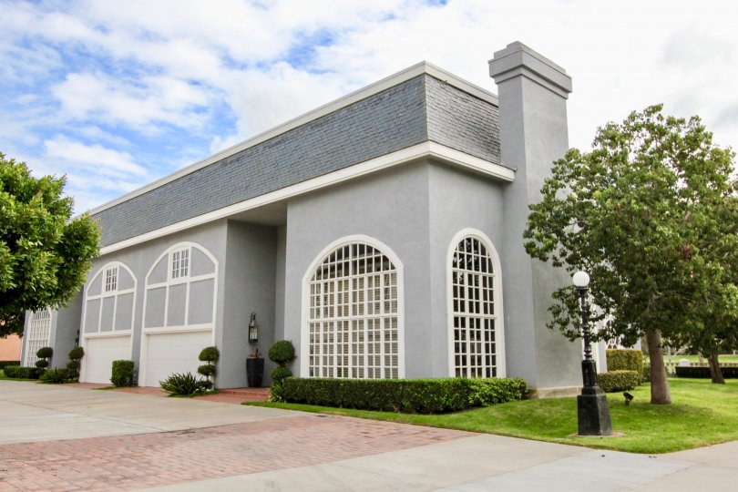 THE BUILDING IN THE JOCKEY CLUB WITH THE ROAD, PLANTS, TREES, LAWN, LIGHT