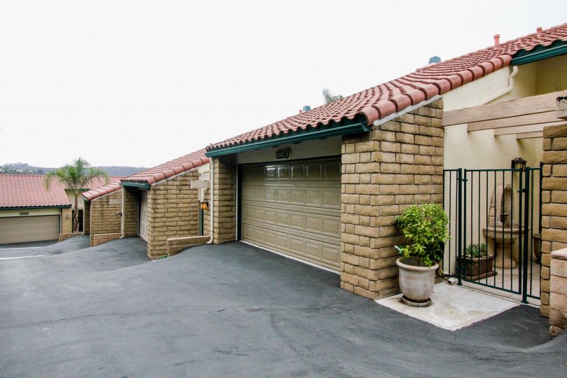 THE HOUSE IN THE LA COSTA DEL SOL WITH THE FLOWER POT, STEEL GATE, THAR ROAD, TREE