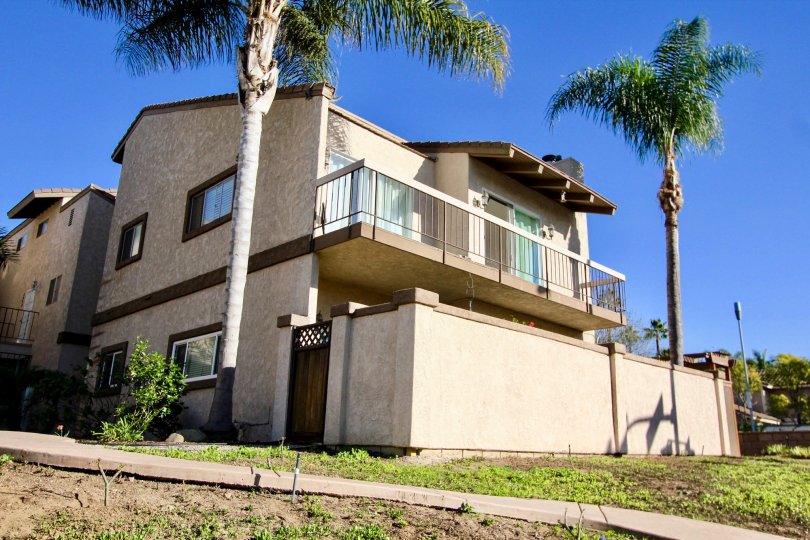 A sunny day in the Lado de Loma with a building and trees.