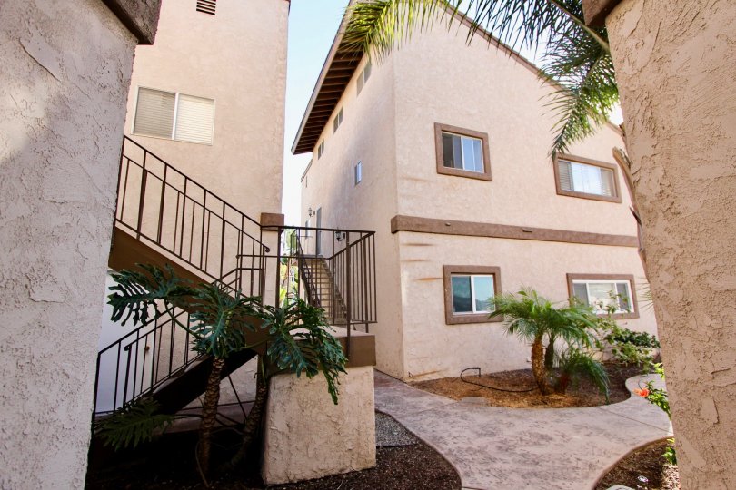 A sunny day in the Lado de Loma with a house and staircase.