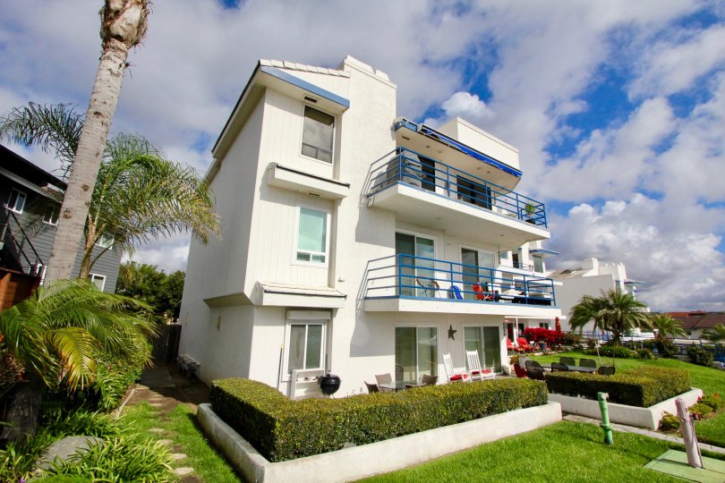 A beautiful building with lawn and trees of Llewellyn Shores of Carlsbad