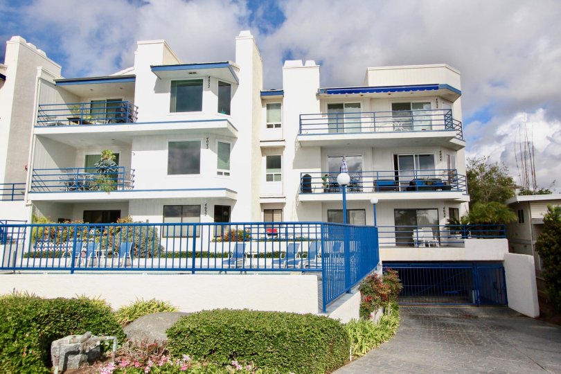 THE APARTMENTS IN THE LLEWELLYN SHORES WITH THE BALCONIS, PLANTS, TREES