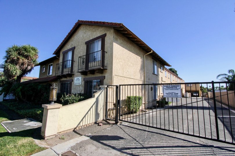 A Sunny day in Casa de Moss with a Beautiful House with Main Gate having car parking space in Casa de Moss