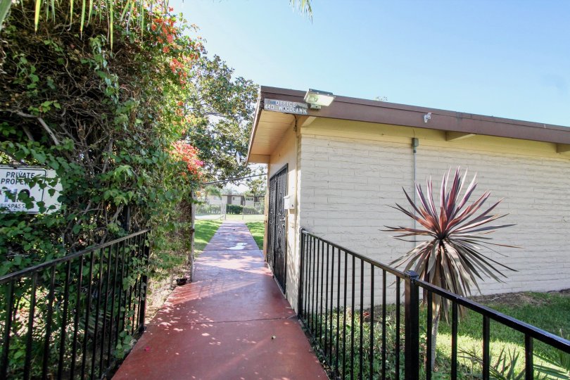 THE FLAT IN THE HOLIDAY GARDENS WITH THE NOTICE BOARD, PLANTS, GRASSLAND