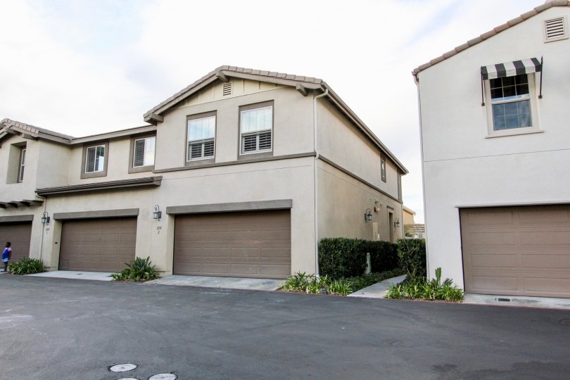 Summit at Eastlake Beautiful 3BR/2. 5BA, this property features a beautiful kitchen with all stainless steel appliances, granite counters, and custom built China Cabinet. The master bathroom features separate tub and shower and his&hers sinks. Attached 2 