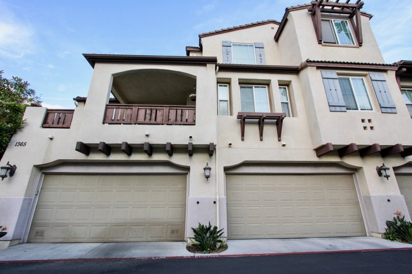 A view on a house with garages in Summit at Eastlake neighborhood