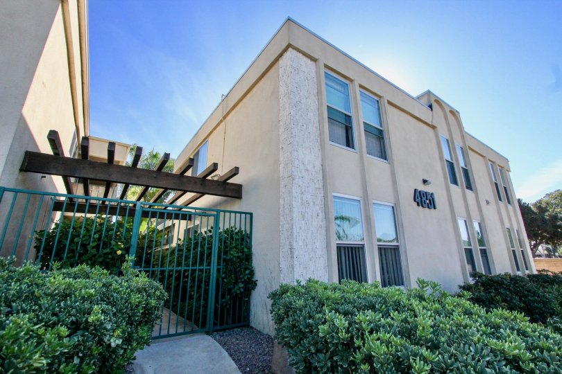 Cole Manor South community located in the city of Clairemont Mesa in California havig a best two floor construction with a pleasant garden in the frontage, the gate and roof wooden decorations is quiet nice.