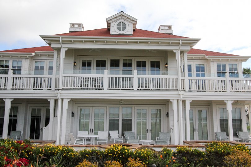 A BEAUTIFUL BIG VILLA AND A NICE TRESS AND IT LOOK LIKE A HUGE ONE FOR SO MANY PERSONS