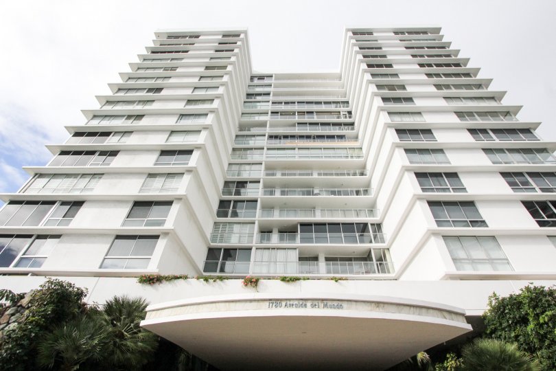On a sunny morning, apartments of 1780 avenida de mundo in front view
