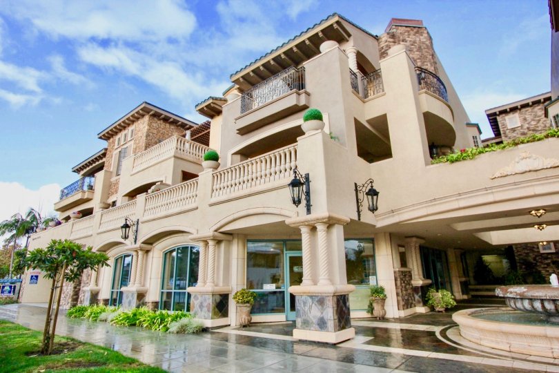A BEAUTIFUL BIG VILLA AND A NICE TRESS AND IT LOOK LIKE A HUGE ONE FOR SO MANY PERSONS