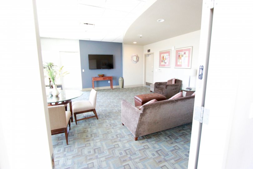 Glass top dinning table with nice wall hanging in the room in Diamond Terrace.