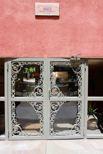 A nice red wall of the Willace Walk with a door at Palermo