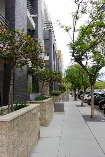 The Mills at Cortez Hill, City: Downtown San Diego, A nice building and balconies, cars parked