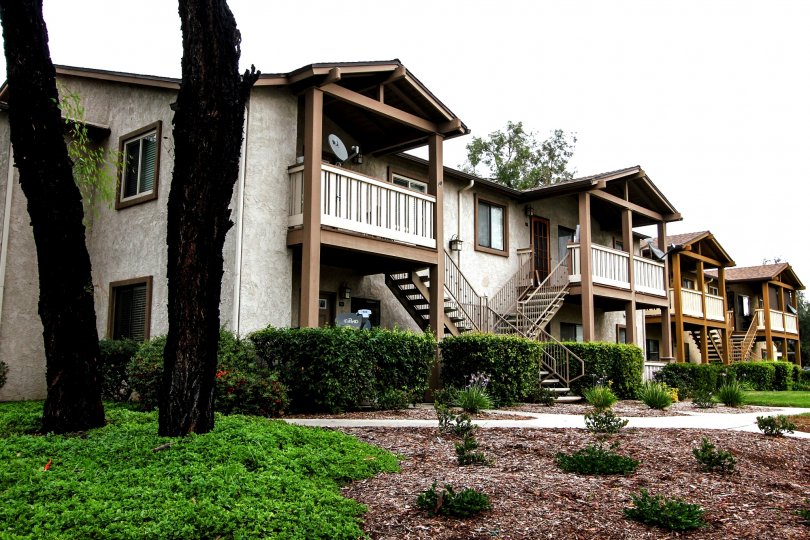 A BEAUTIFUL BIG VILLA AND A NICE GARDEN AND IT LOOK LIKE A HUGE ONE FOR SO MANY PERSONS