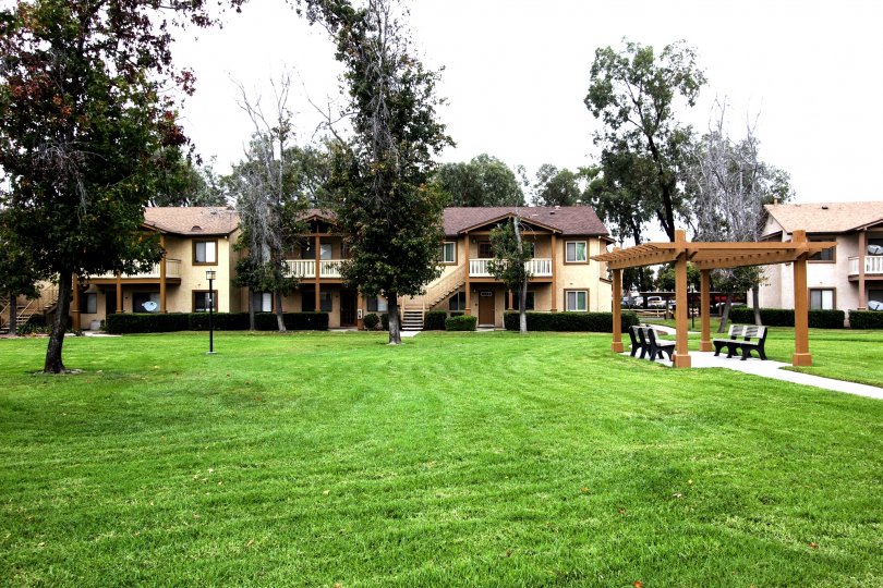 A BEAUTIFUL BIG VILLA AND A NICE GARDEN AND IT LOOK LIKE A HUGE ONE FOR SO MANY PERSONS