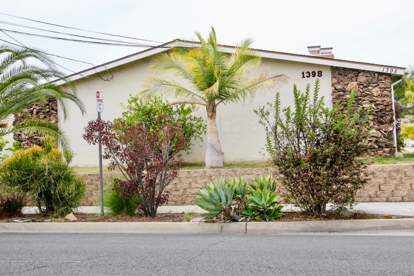 The road side of Cuyamaca has villa with 1398 and street lamp