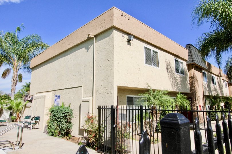 A nice apartment complex with pool in El Cajon, California