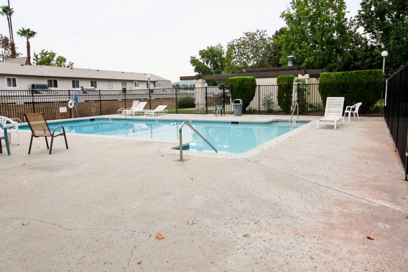 A BEAUTIFUL SWIMMING POOL WITH FULL OF WATER IN A VILLA