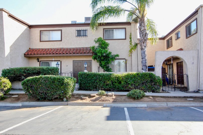 The sunny entrance of Park Lane with its courtyard and palm trees in El Cajon.