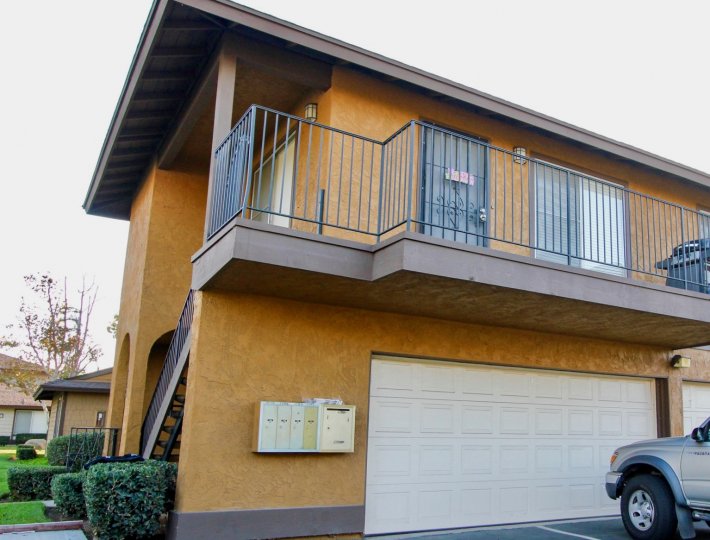 BEAUTIFUL AND ATTRACTIVE LOOKING HOUSE AND BEAUTIFUL GARDEN WITH CLEAN WAY