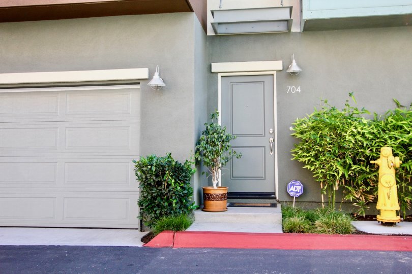 Form follows function in this elegantly up-to-date Escondido community. Experience the best of the Bauhaus at City Square.