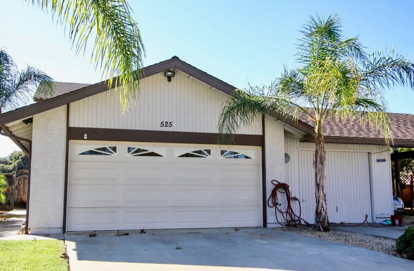 The villa in Escondido Hills has number 525 on wall and has trees and pipes