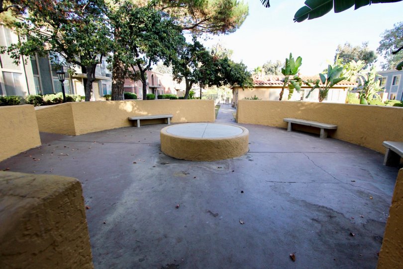 A empty sitting area in a park in Villa La Paz village painted in cream color.
