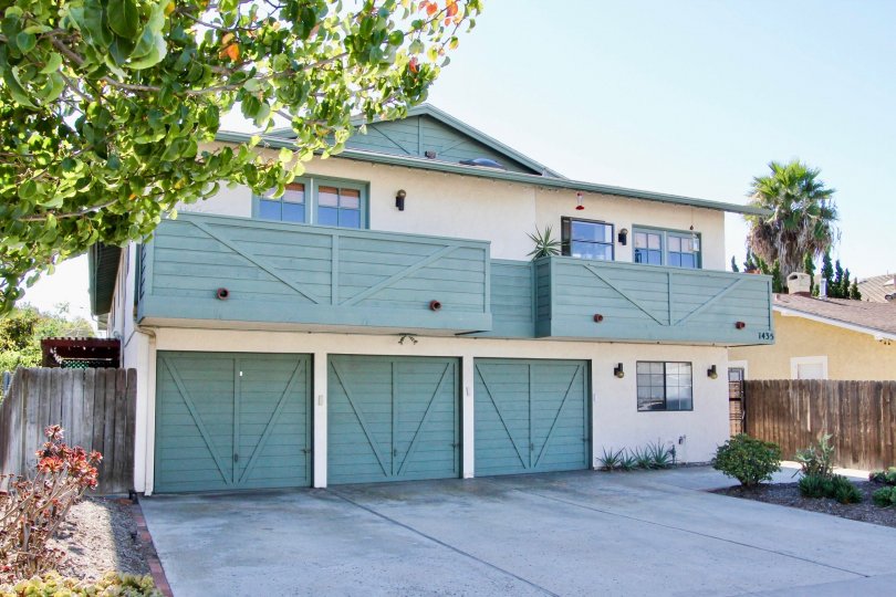 Bright sunny day with trees and ample of parking in front of villa in 1435 Essex of Hillcrest